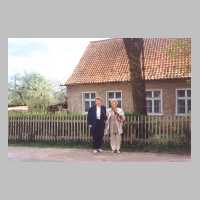 105-1028 Gerda Hoehne mit ihrer Cousine, Edith Seifert, vor ihrem Elternhaus in Tapiau in der Lindenstrasse im Jahre 1994.jpg